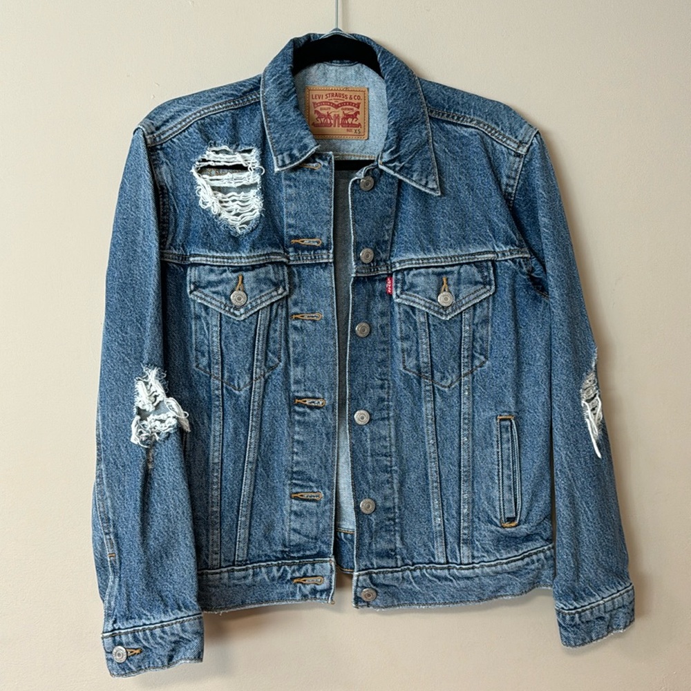 [XS] Levi’s Distressed Denim Trucker Jacket with Pockets